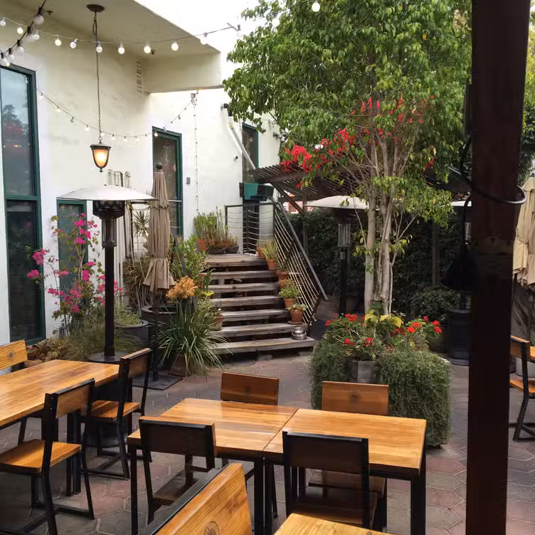Buitenkant - Maximiliano, Los Angeles, CA