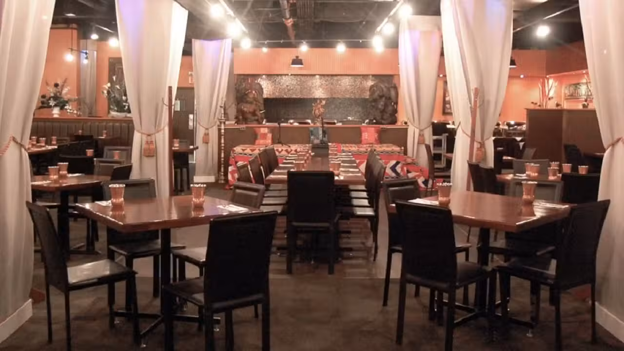 Binnenkant - HAWELI Indian Kitchen & Bar  Downtown, Edmonton, AB