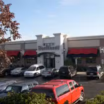 A photo of Houlihan's - Holmdel restaurant