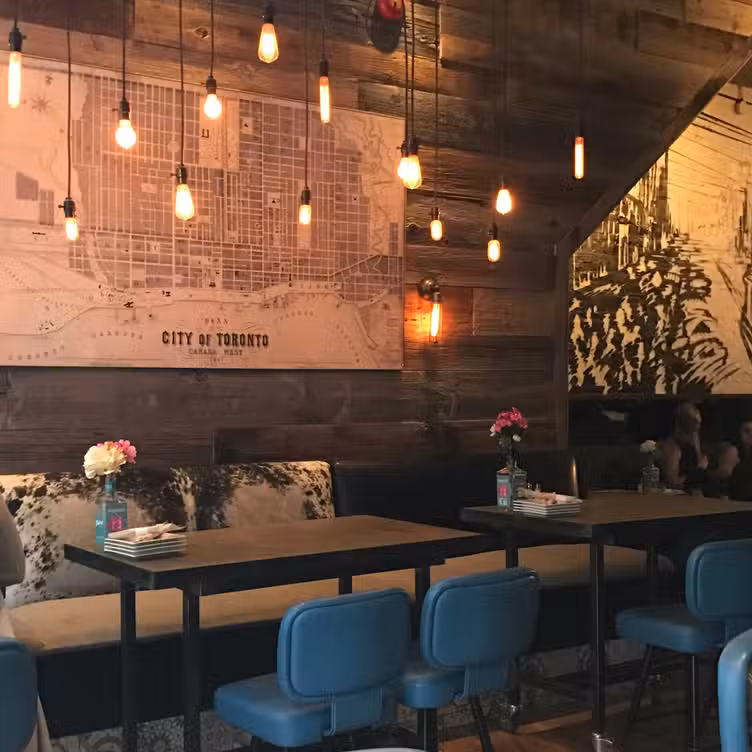 內部 - District Eatery，ONToronto