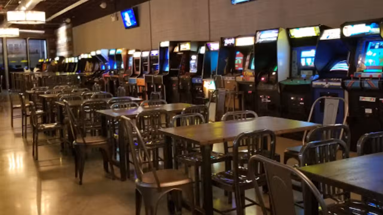 Interior - Izzy's Arcade Bar, Niles, IL
