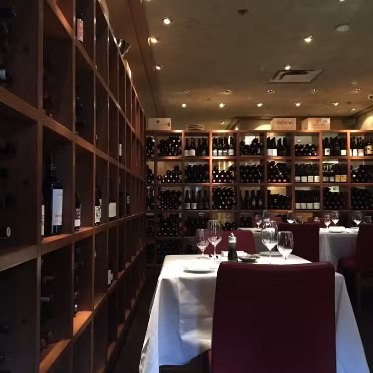 Binnenkant - Araxi Restaurant & Oyster Bar, Whistler, BC