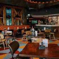 Foto von Clyde's Bar & Grill Restaurant