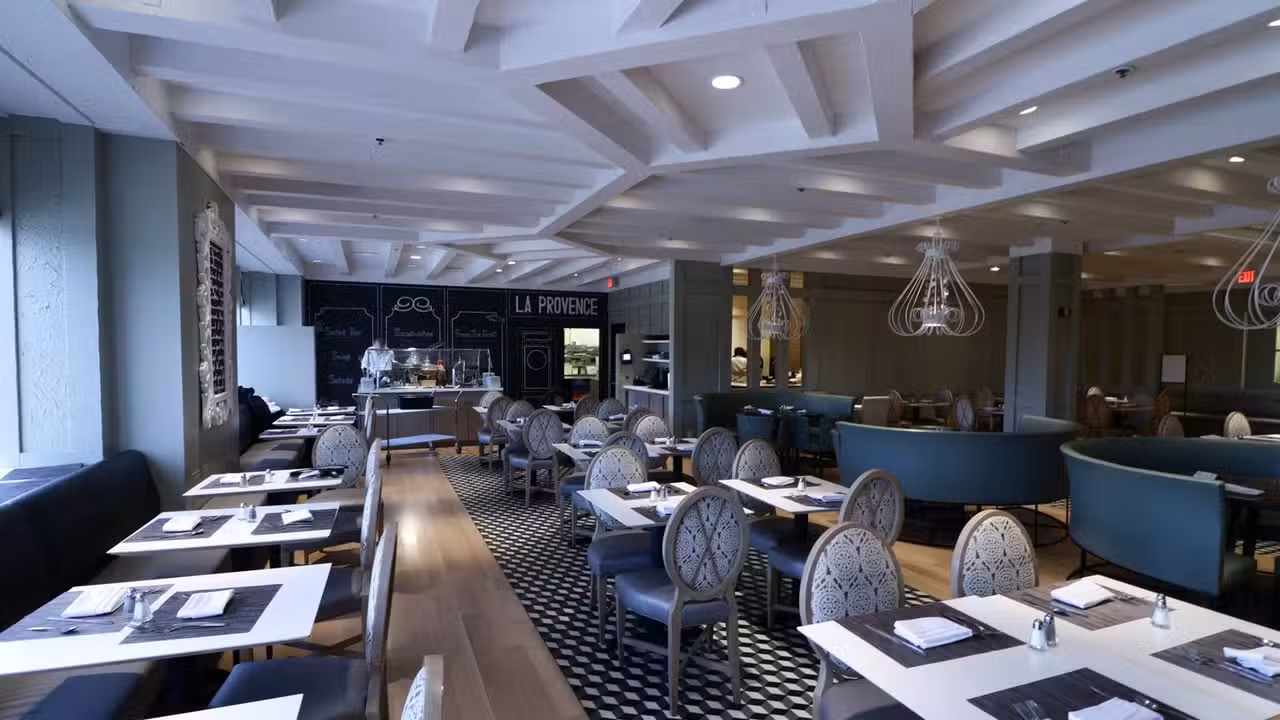 Binnenkant - La Provence Restaurant - Bloomingdales, White Plains, NY