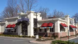 A photo of Houlihan's - Paramus restaurant
