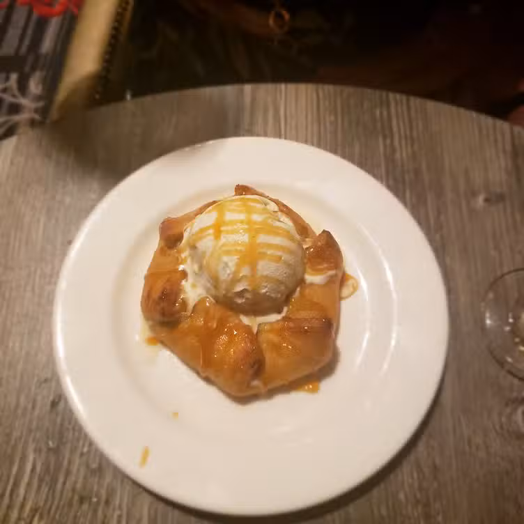 Food - The Round Table at the Algonquin Hotel, New York, NY
