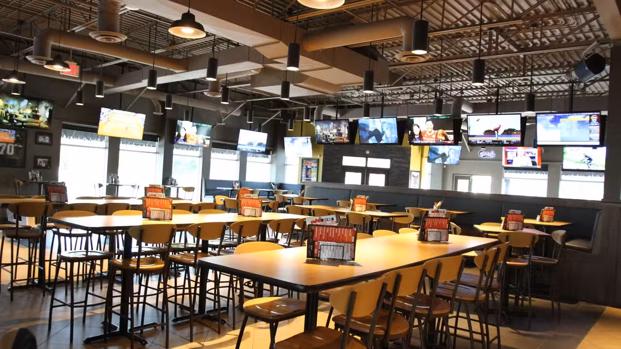 John Max Sports and Wings - Lauzon, Windsor, ON