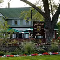 Una foto del restaurante Jack Pandl's Whitefish Bay Inn