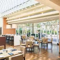 Una foto del restaurante Amuse Eatery & Cocktails at Warner Center Marriott