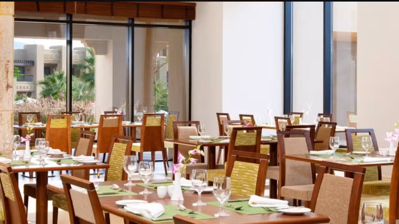 Al Deera Restaurant - Holiday Inn Resort Dead Sea, Dead Sea, 