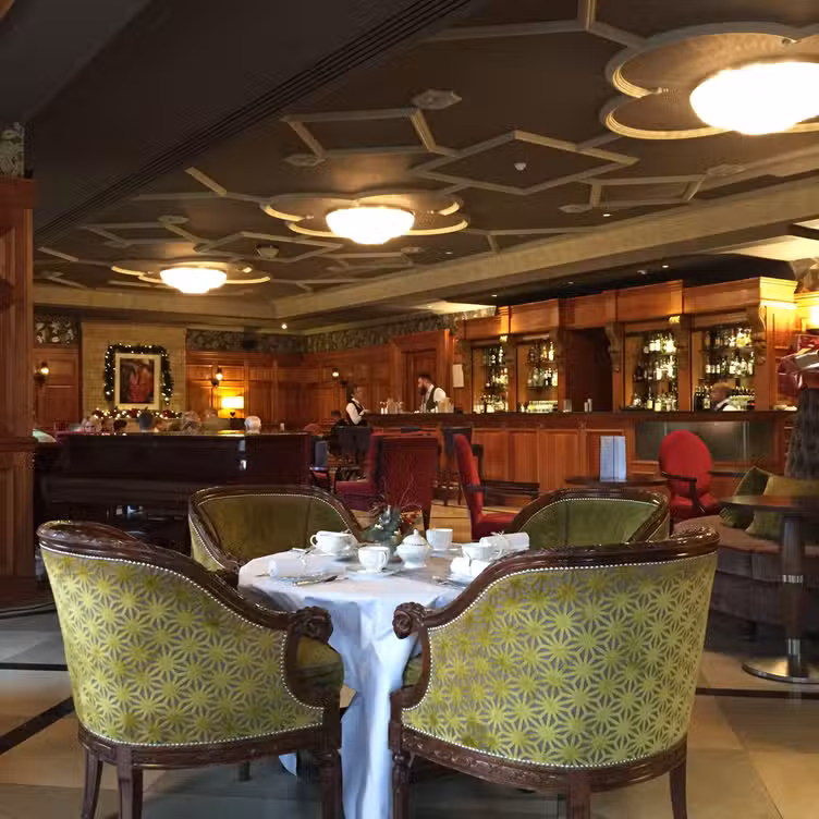 Binnenkant - Afternoon Tea at Pennyhill Park, Bagshot, Surrey