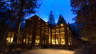Una foto del restaurante Yosemite Valley Lodge Mountain Room