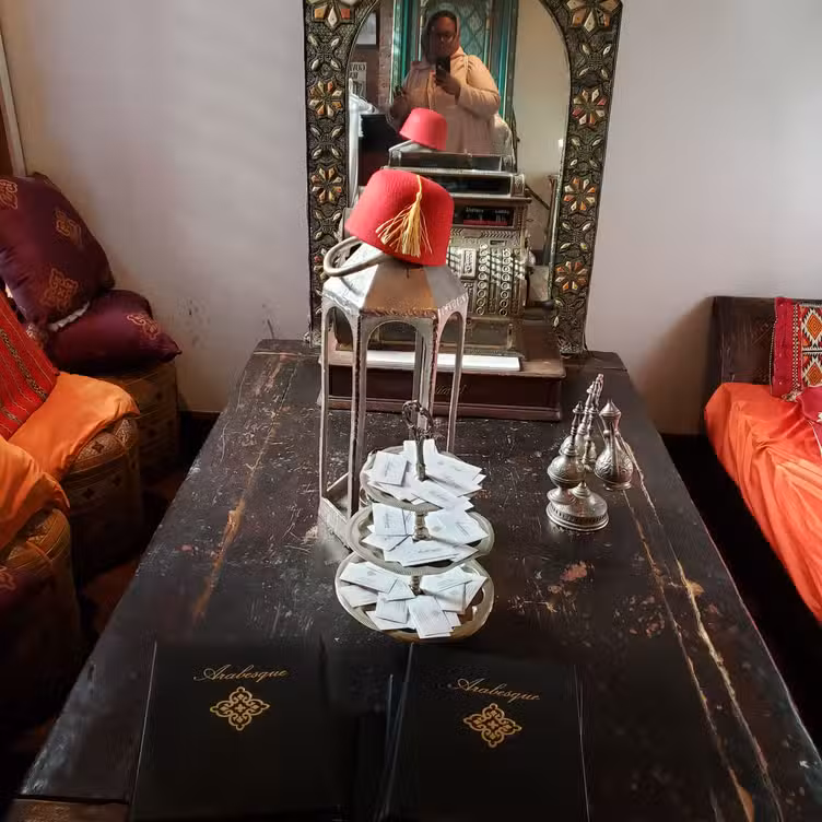 Binnenkant - Arabesque, New York, NY