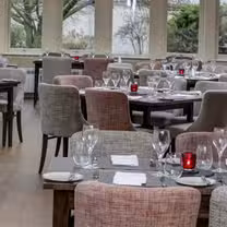 Una foto del restaurante The Botanist at  Keavil House