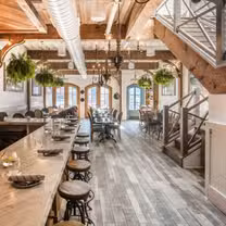 Una foto del restaurante Blue Door Farm Stand