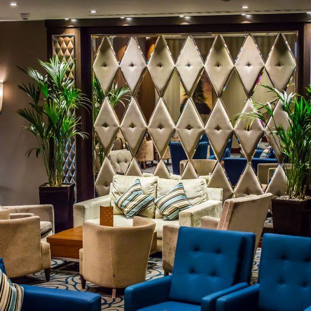 Lounge Bar at the Holiday Inn London Kensington High Street - London ...