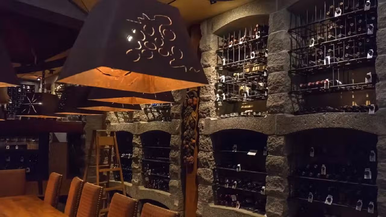 內部 - Chef's Table in the Wine Cellar at Sun Mountain Lodge，WAWinthrop