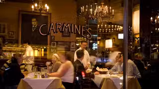 Una foto del restaurante Carmine's - 44th Street - NYC