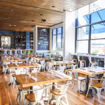A photo of Zinburger Wine and Burger Bar - Scottsdale restaurant