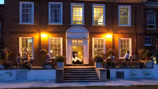 Een foto van restaurant King & Lamb at Stoke Place
