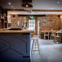 Foto von The Cross House Inn Restaurant