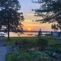 A photo of The Oaks Lakeside restaurant