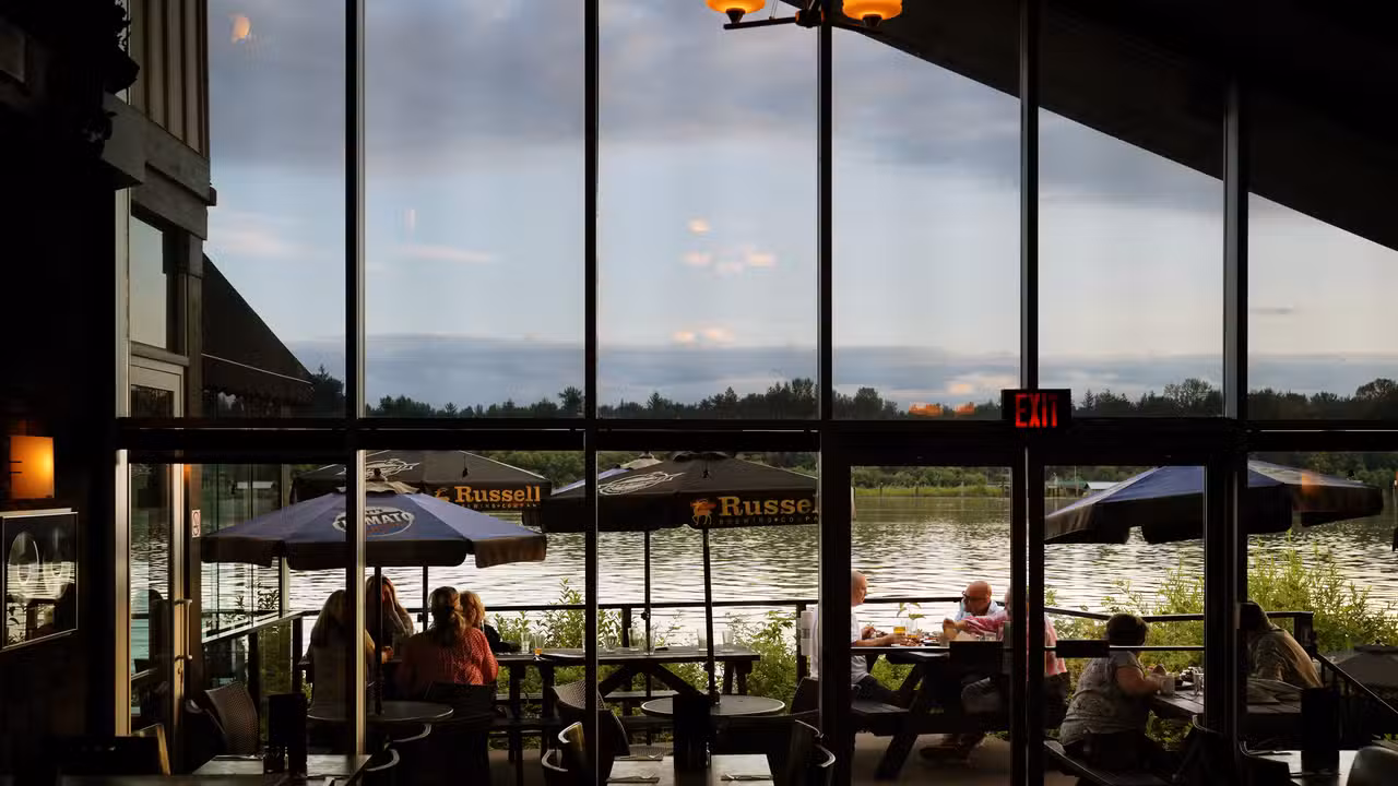 KINGFISHERS WATERFRONT BAR & GRILL, Maple Ridge, BC