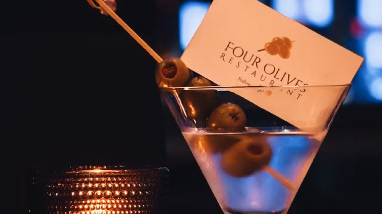 Binnenkant - Four Olives Restaurant, Vancouver, BC