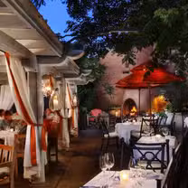 Una foto del restaurante Luminaria Restaurant & Patio