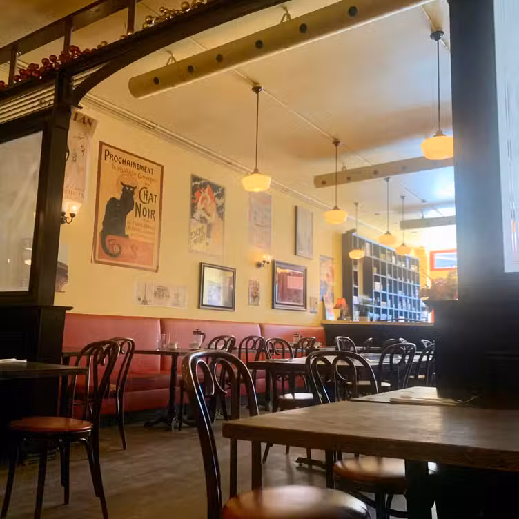 Interior - Paris Crepes Cafe, Niagara Falls, ON