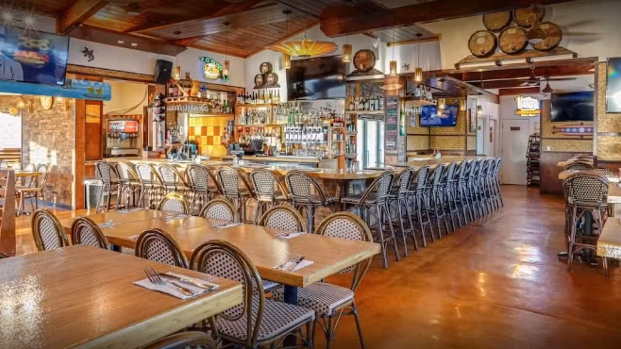 Interior - Lilikoi Bar and Grill, Lihue, HI