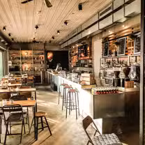 Foto von St. James Bar & Deli Restaurant