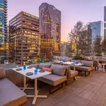 Una foto del restaurante Rooftop at Wayfarer Hotel DTLA
