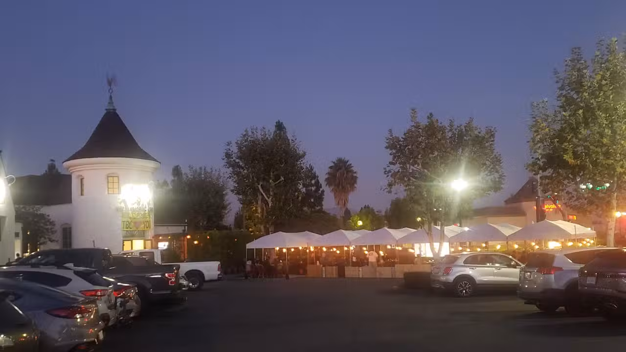 Buitenkant - Tustin Brewing Company, Tustin, CA