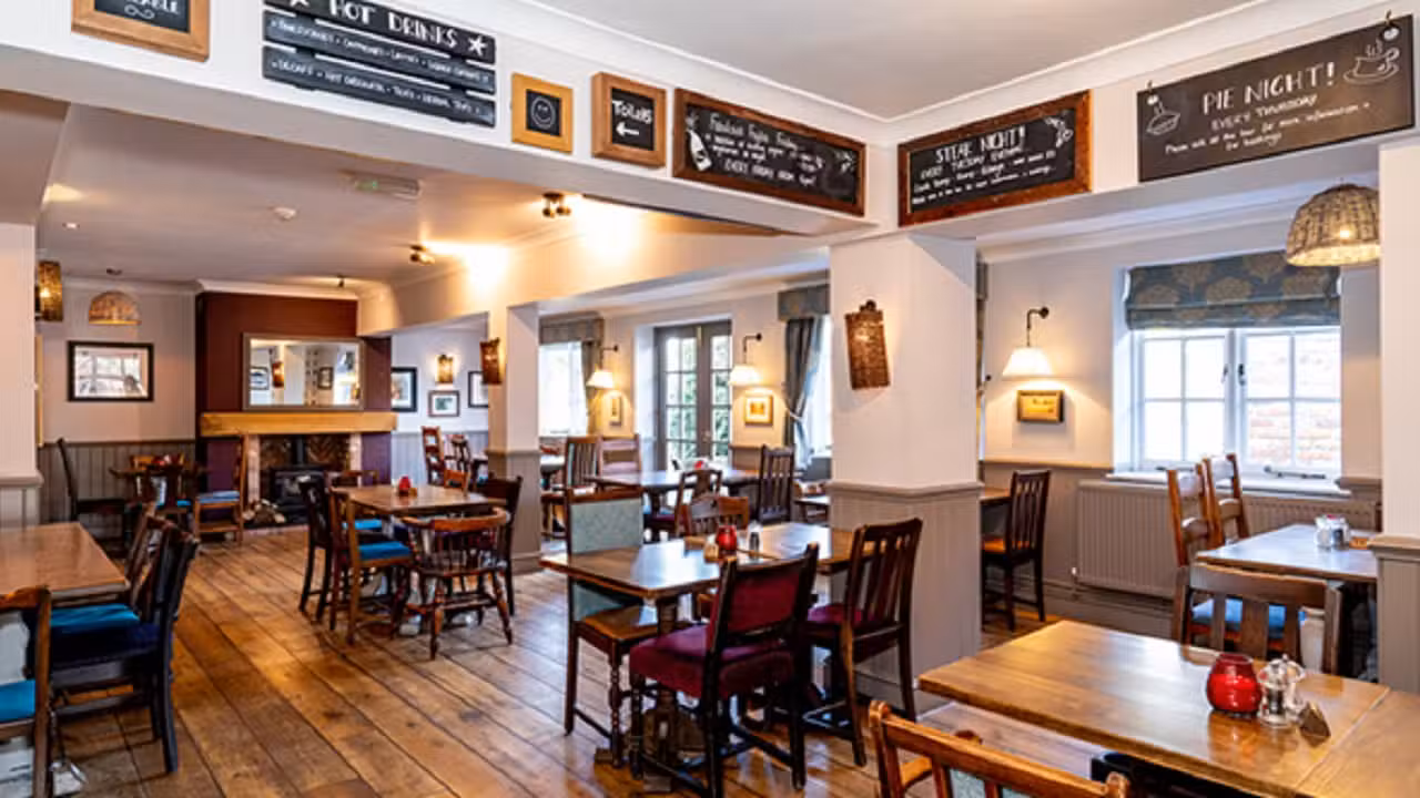 Interior - The Cricketers, Blandford Forum, ENG