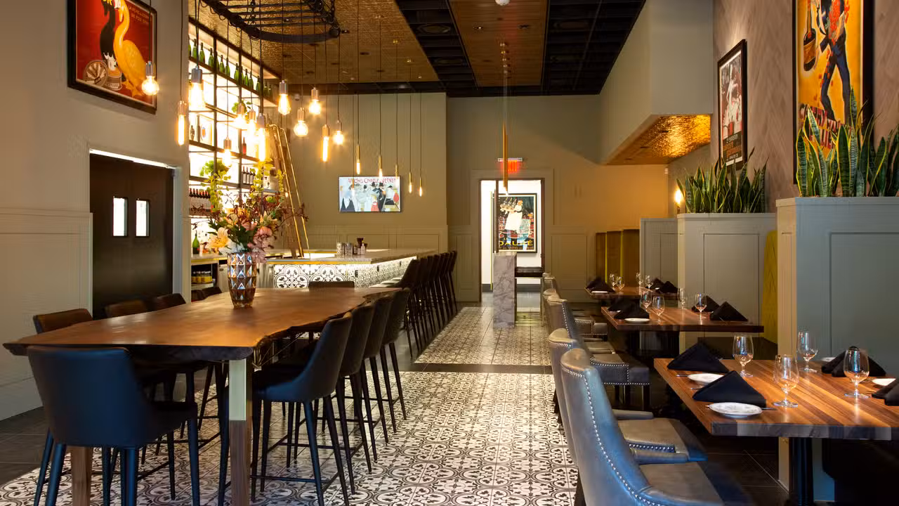インテリア - The French Hen & Wine Bistro OK Tulsa
