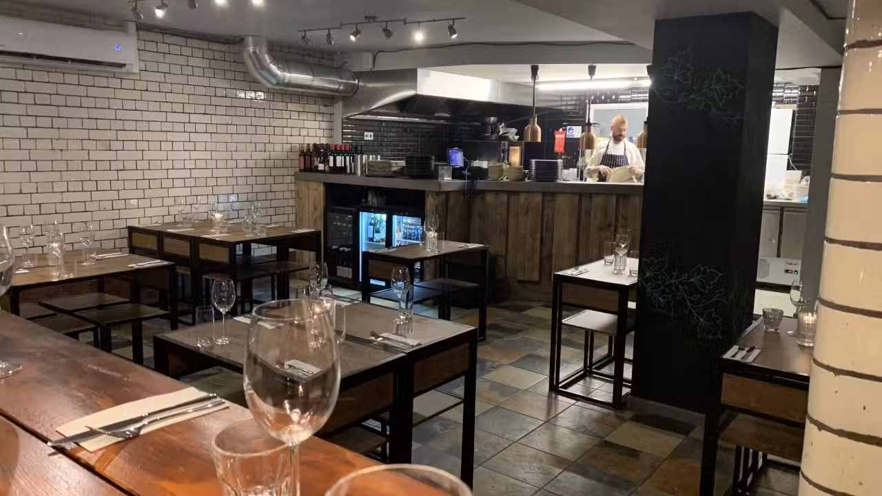 Innen - Alvarium & Lazy Tony's Lasagneria, Manchester, 