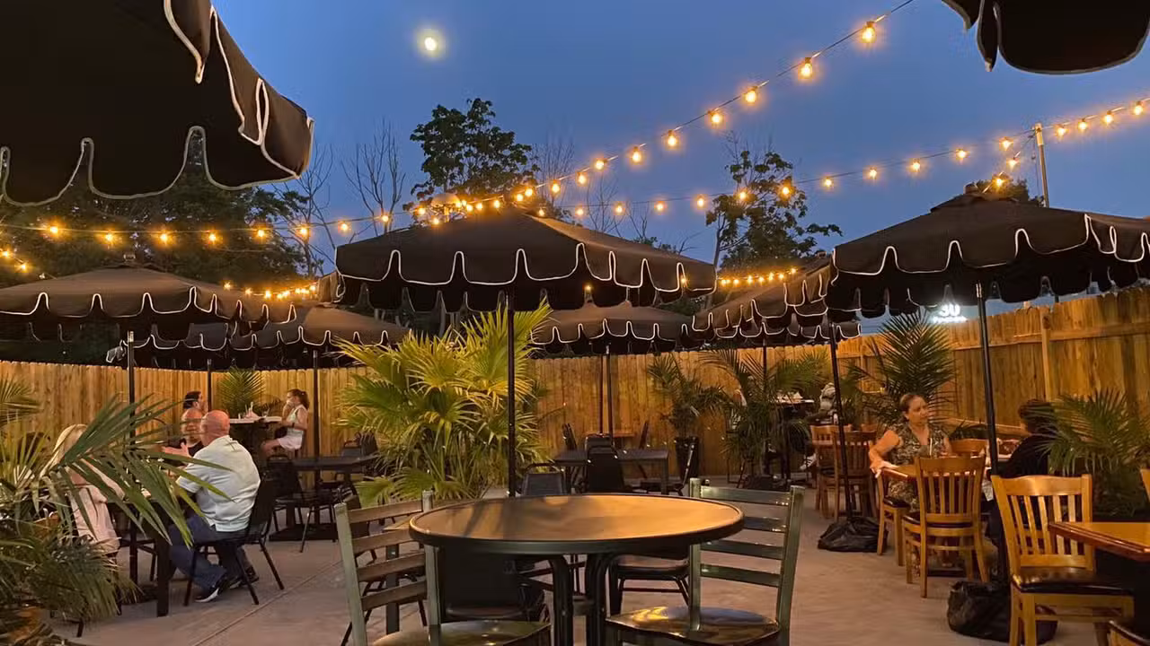 Buitenkant - Borrelli's Italian Restaurant Cafe & Pizzeria, East Meadow, NY