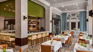 Una foto del restaurante Walnut Room - Hotel Northland - Green Bay
