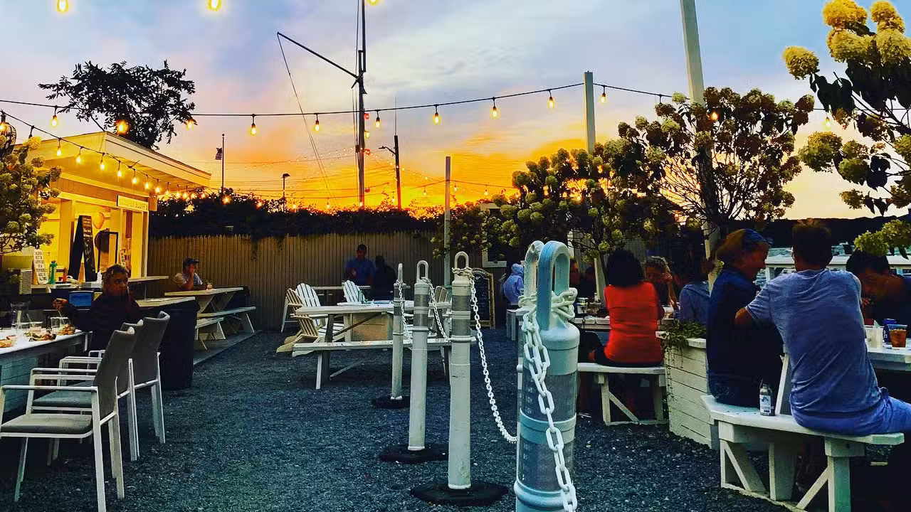 Buitenkant - Cooper Bluff - Waterfront Bar, Oyster Bay, NY