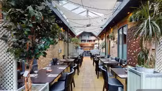 Una foto del restaurante The Courtyard Bar and Restaurant