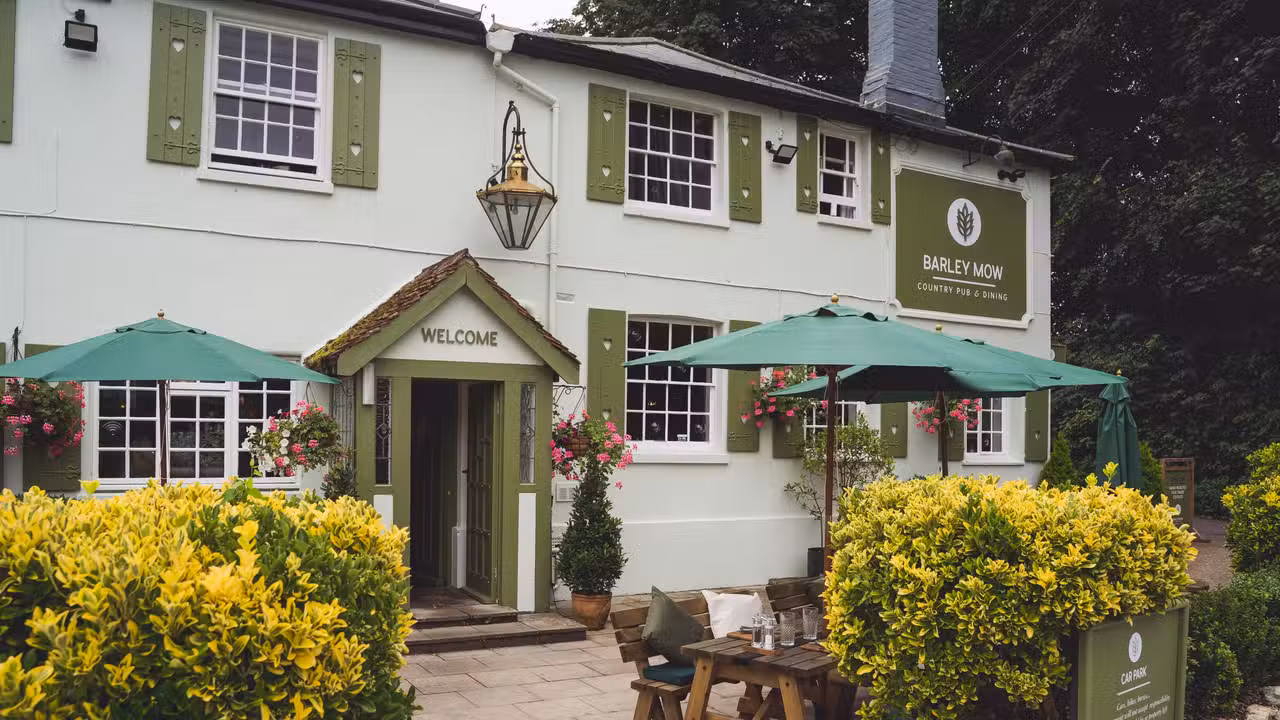 A warm welcome, friendship & beer awaits... - Barley Mow Country Pub & Dining Rooms，SurreyOxted