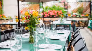 Una foto del restaurante Rooster's A Noble Grille
