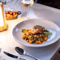Una foto del restaurante Till Neighborhood Bistro and Bar