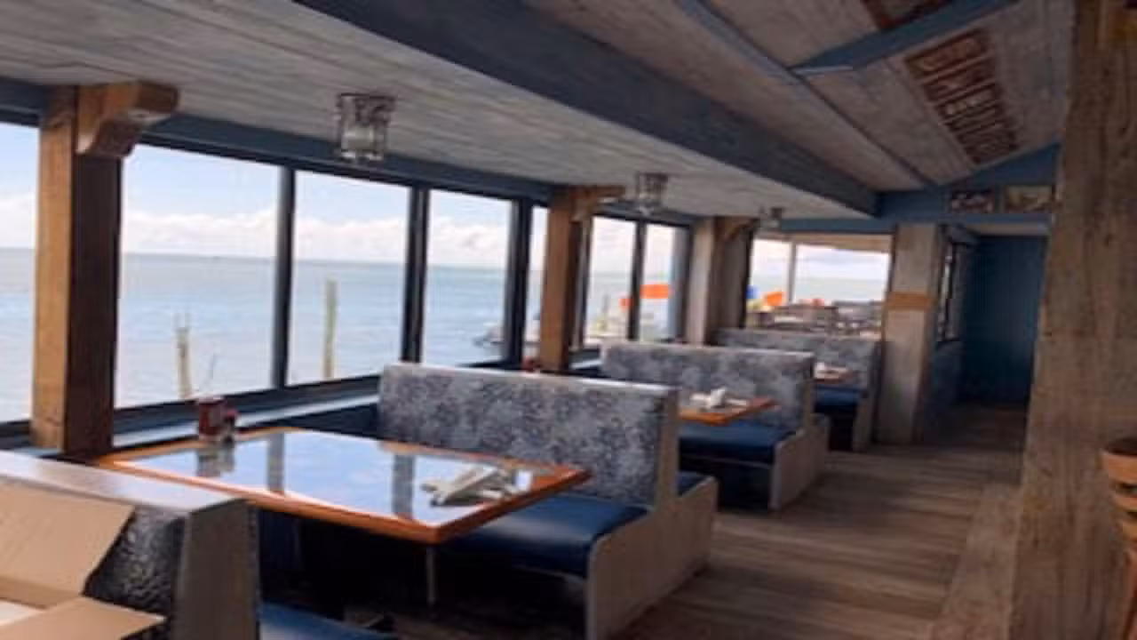 Interior - Wahoo's Bar & Grill, Islamorada, FL