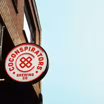 Una foto del restaurante Co-Conspirators Brewing Company