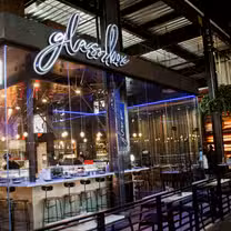 Foto von Glass Box Asian Coastal Inspired Kitchen + Bar Restaurant