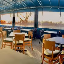 Una foto del restaurante 4th Tavern Lake House
