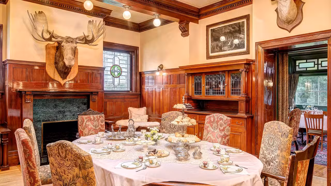 Innen - A Certain Flair Catering at Lougheed House, Calgary, AB