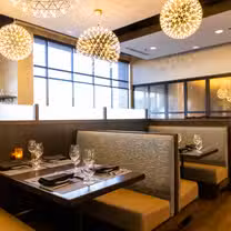 Foto von Bottles & Bones Restaurant